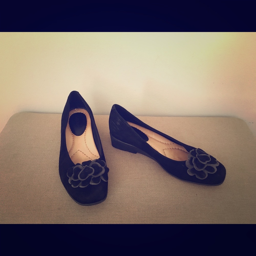 Earth flats with flower detail, size 9